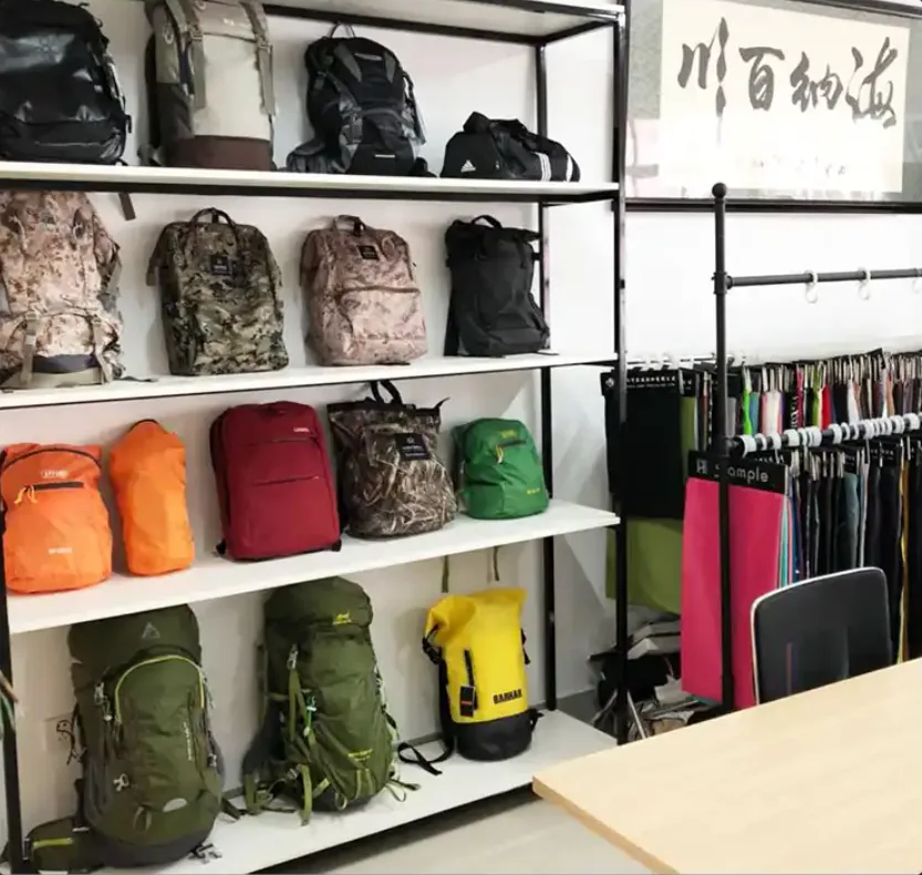 Musterraum der AltusPack-Taschenfabrik mit Entwicklungsreferenzen