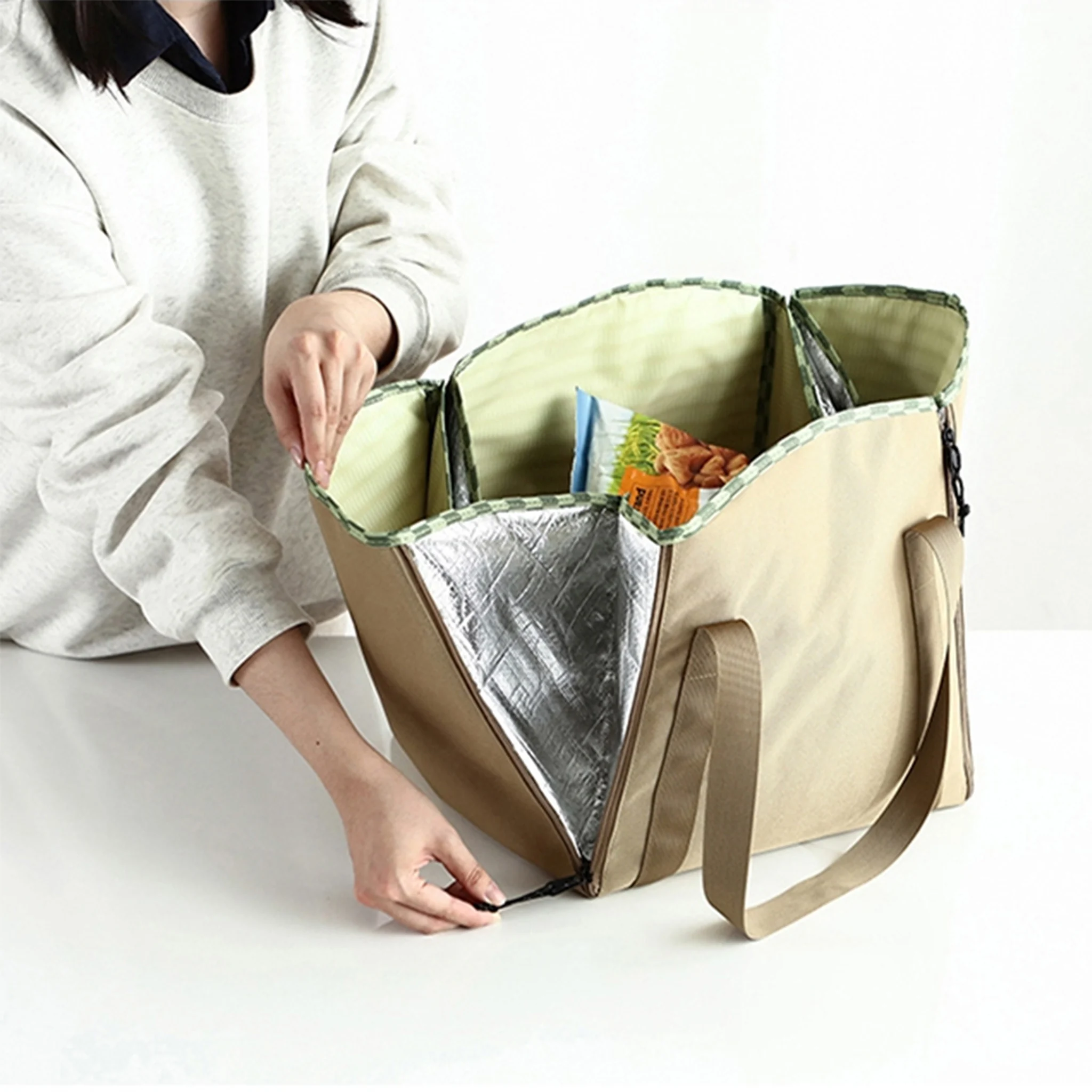 Custom Thick Round Camping Blanket Portable Convertible Tote for private label bag manufacturing